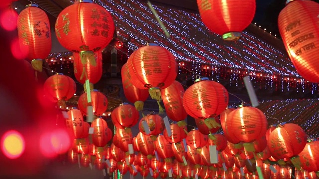 许多中国传统的纸灯笼