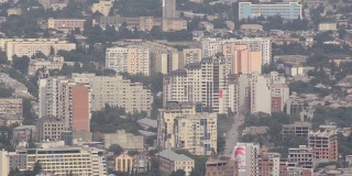 格鲁吉亚第比利斯中心住宅区的侧视图。多云的一天。