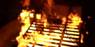 慢镜头棉花糖在火上烤给露营者吃