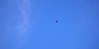 小心脏气球在空中飞行