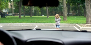 细心的司机把车停在前面的小女孩跳到马路上