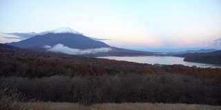 美丽的富士山与枫树在秋天的日本