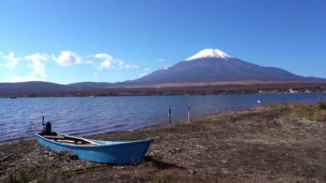 美丽的富士山与枫树在秋天的日本