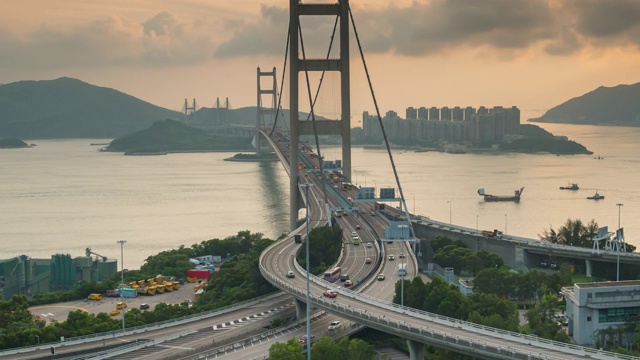 时间流逝，香港大桥夜间交通，背景是中国-东亚的山峰