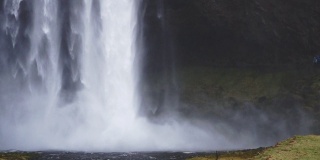 近距离观察强冰岛瀑布撞击河流的慢动作