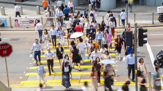 在香港市中心，人群正走在斑马线上