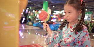 亚洲小女孩在游戏中心玩游戏
