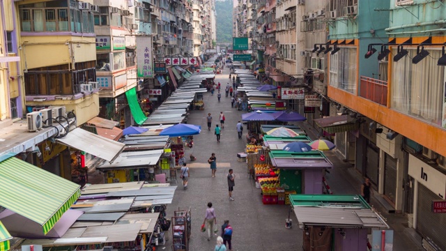 时间流逝:行人在香港市中心的传统市场中，人群行走