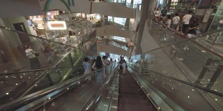 自动扶梯，现代购物中心的时间推移。观点