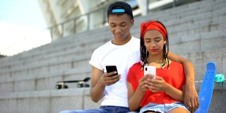 沉迷于智能手机的青少年忽视了彼此，科技