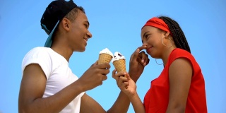 体贴的男朋友擦鼻子，可爱的女朋友吃大冰淇淋，接近
