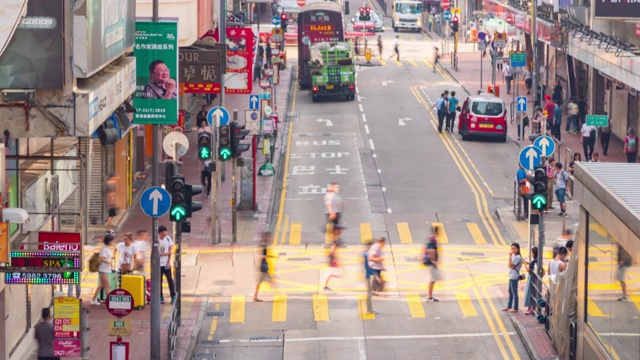 时光流逝的交通运输巴士与行人拥挤的人过斑马线在香港天际线与背景办公室办公大楼外部中国-东亚