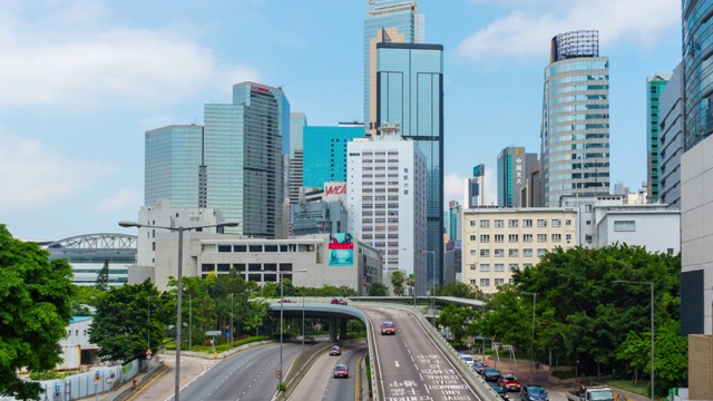 高楼大厦林立的香港城市，以现代城市商业区为背景