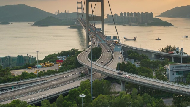 道路交通横跨香港机场，交通在香港高速公路与天际线建设城市景观