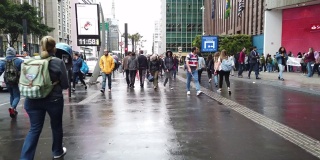 人们走在保利斯塔大街。