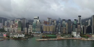 航拍香港现代摩天大楼的无人机4k镜头。香港城市的建筑物。