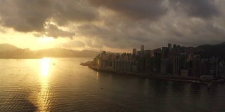 航拍香港现代摩天大楼的无人机4k镜头。