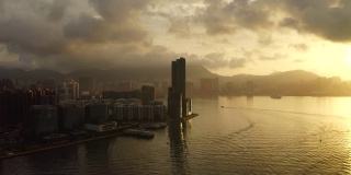 航拍香港现代摩天大楼的无人机4k镜头。