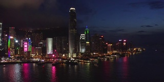 航拍香港现代摩天大楼的无人机4k镜头。香港城市的建筑物。维多利亚港。