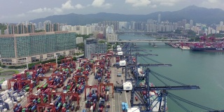 由起重机运往香港维多利亚港。鸟瞰图无人机4k视频。
