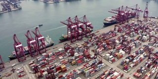 由起重机运往香港维多利亚港。鸟瞰图无人机4k视频。