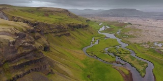 冰岛的台地山脉和河流景观