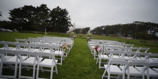 即将离任的婚礼。装饰，婚礼的椅子放在草坪上