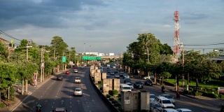 时间流逝，泰国曼谷卡塞特那民路十字路口的交通堵塞。