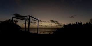 在热带海滩上日落时的时间流逝
