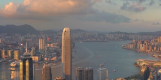 日落时分，维多利亚港和香港天际线的全景