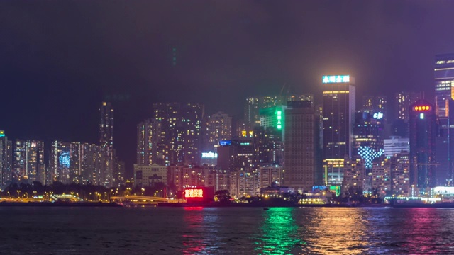 时光流逝夜晚摩天大楼在香港-维多利亚港与现代化的商业基础设施城市