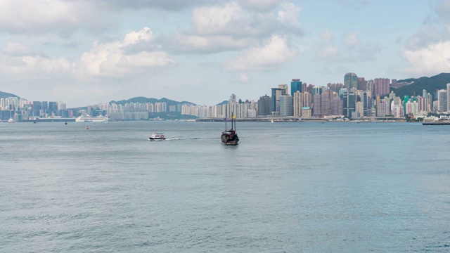 时光穿梭的维多利亚湾和香港中心的建筑基础设施-维多利亚港与现代化的商业建筑外城区