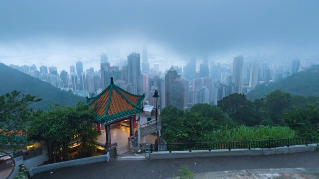 时间推移上午香港摩天大楼和多云的季节下雨-现代商务区城市