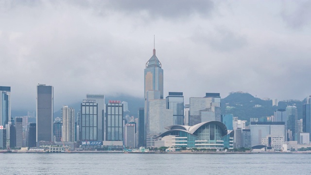 时隐时现多云的维多利亚湾和香港市中心的建筑基础设施-维多利亚港与现代化的商业建筑外城区