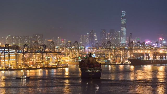 时间推移货物集装箱运输在香港港口港口配货仓库与背景办公大楼外部