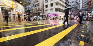 香港交通在雨中