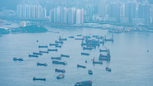 时间流逝:维多利亚湾货物集装箱港口与港口航运分配仓库工业，皮卡运输集装箱堆场装载货物