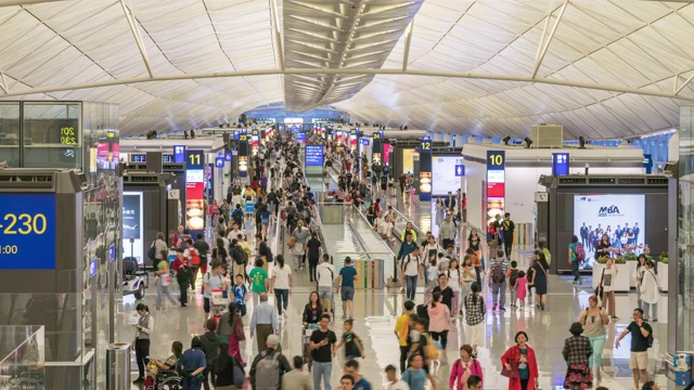 4K时间推移:机场拥挤旅客旅客在航站楼行走