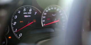 跑车的仪表盘速度计和转速计。