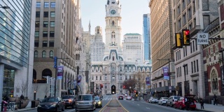 美国宾夕法尼亚州费城地标性历史市政厅和汽车交通的4K时间流逝
