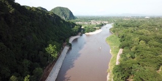 鸟瞰图长尾船在角河，这条河流经泰国清莱市。