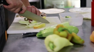 厨师用菜刀在菜板上切辣椒视频素材模板下载