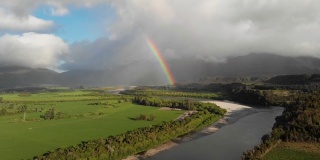 鸟瞰图与彩虹草地，新西兰