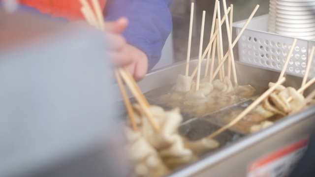 韩国名菜炒鱼糕在市场上