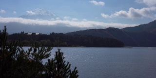 美丽的富士山与枫树在秋天的日本