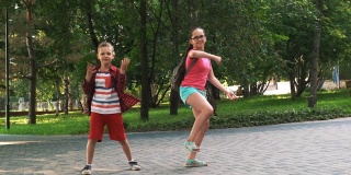弟弟和妹妹放学后在街上跳舞。
