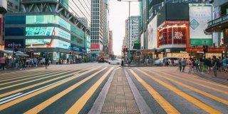 4K时间镜头，香港孟角，行人和交通车辆在人行横道上行走