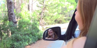 快乐美丽的女孩坐着车，慢镜头