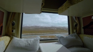 特写:从一辆卧铺火车的窗口拍摄的西藏平原风景。视频素材模板下载