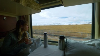 近距离观察:一名年轻女子在火车上吃着杯面穿越西藏。视频素材模板下载